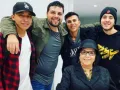 Doña Rosa Rivera entre sus nietos..jpg