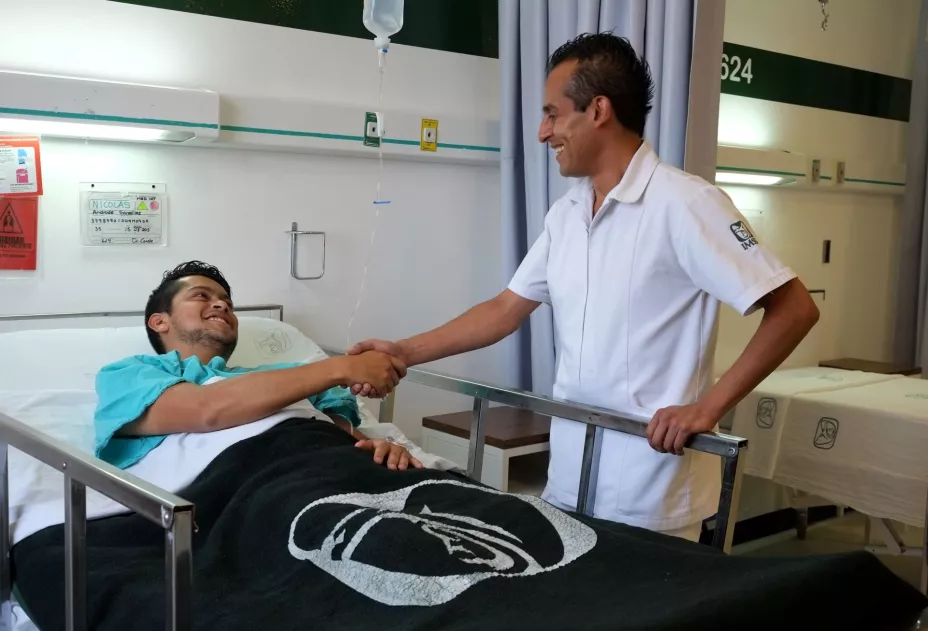 Paciente con enfermero IMSS.jpg