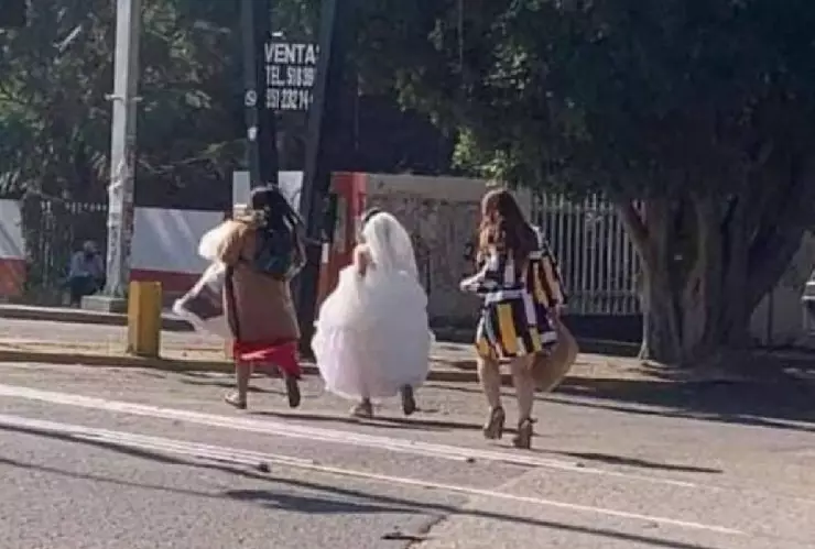 Novia cruza bloqueos en Oaxaca para llegar a tiempo al altar