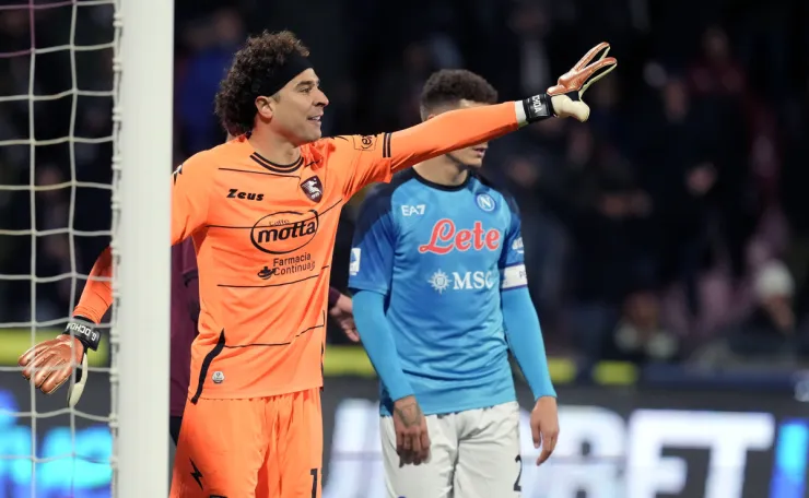Guillermo Ochoa ante el Napoli