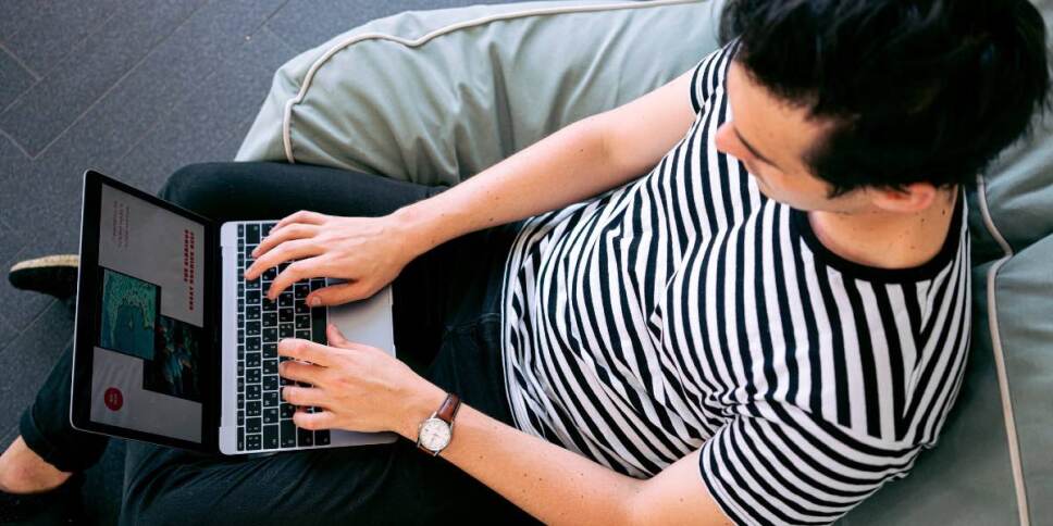 hombre realiza tramite computadora