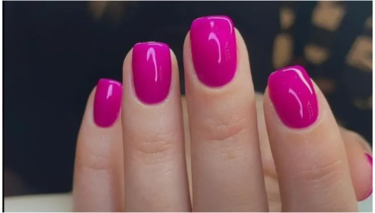 diseño de uñas fucsia cortas