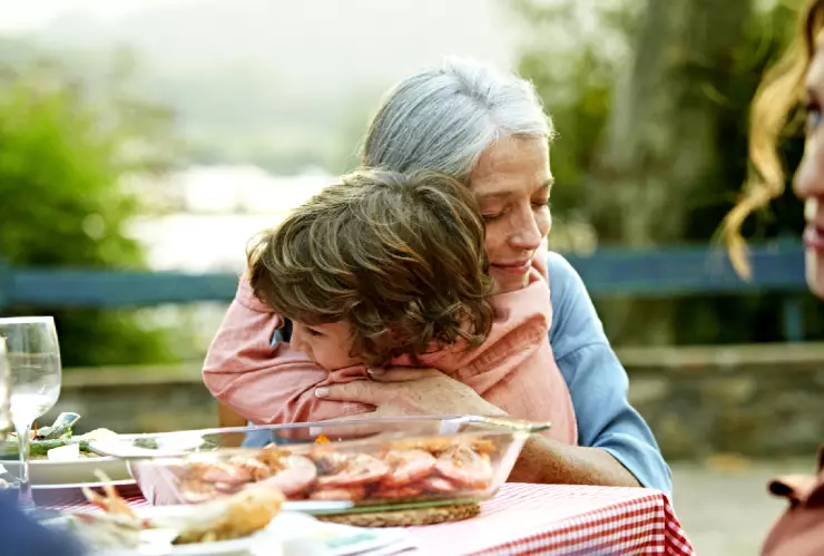 Un estudio sostiene que las abuelas maternas tienen más vínculos con sus nietos.