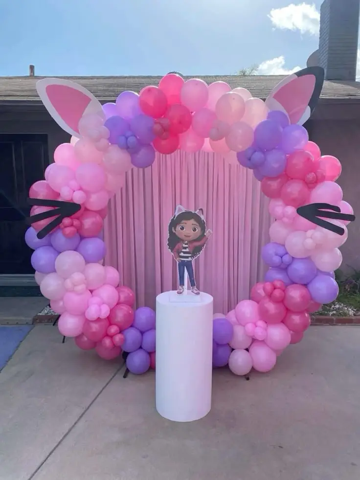 Trucos para hacer un arco de globos sin estructura de La Casa de Muñecas de Gabby