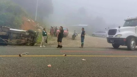 ¡No hay paso! Fuerte accidente en la autopista Tuxtla–San Cristóbal: heridos y una unidad volcada 