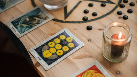La forma correcta de limpiar la energía de tu tarot con elementos naturales