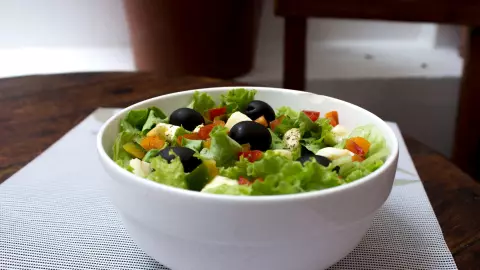 Estas son las ensaladas más frescas para comer en primavera