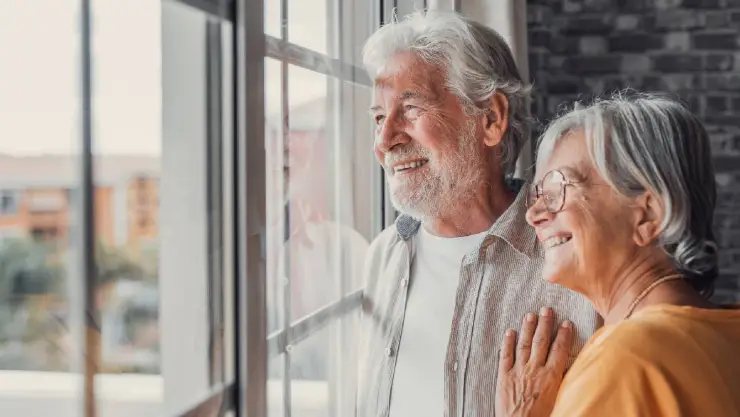 Una pareja de ancianos felices