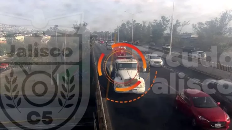VIDEO Roban vehículo de carga pesada en Periférico y se desata persecución en Zapopan