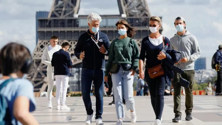 Personas con mascarillas en la plaza del Trocadero, cerca de la Torre Eiffel, en París, Francia.