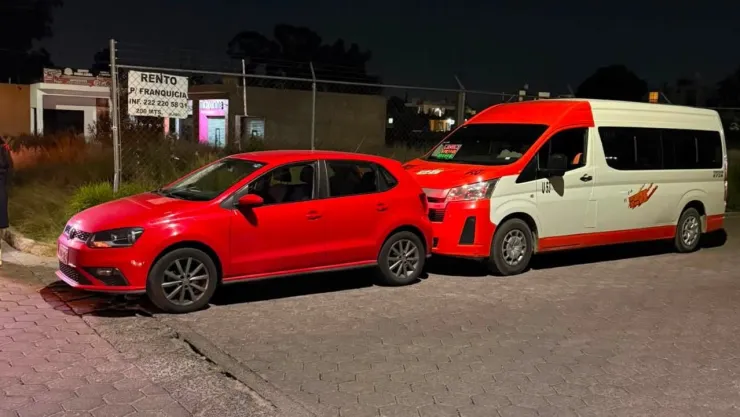 Accidentes dejaron daños y caos en calles de Cuautlancingo en la noche: Vehículo impactó contra combi