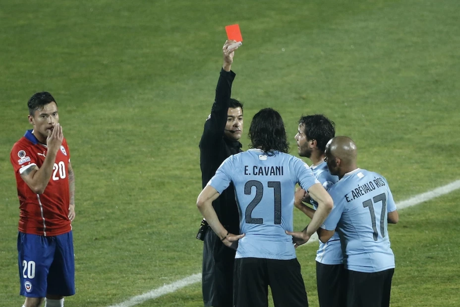 El ‘dedo provocador’ que causó la expulsión de Cavani (VIDEO)