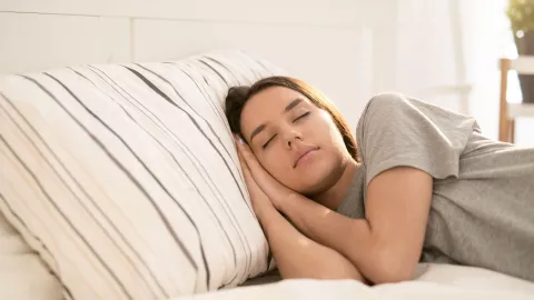 Dormir microsiestas cortas es una práctica saludable que ayuda a recuperar energía, mejorar la concentración y cuidar la salud a largo plazo.