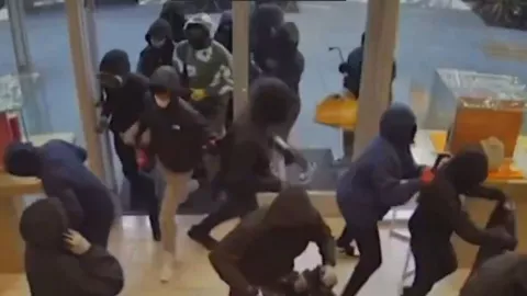 Video Hombres enmascarados roban 1 millón en joyería de California.jpg