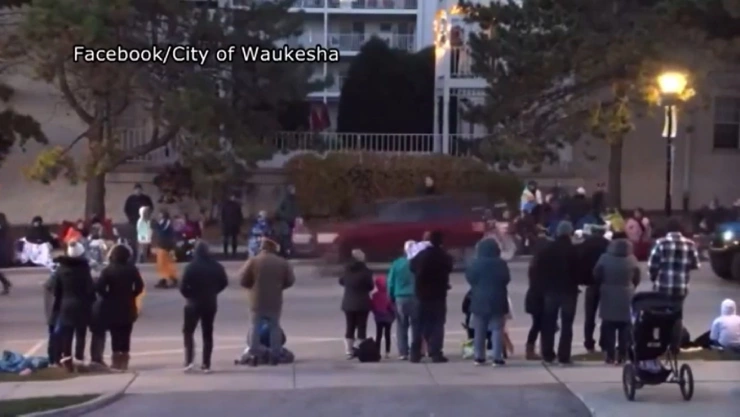 Un vehículo atravesó un desfile navideño en Waukesha, Wisconsin, el domingo, hiriendo a varias personas.