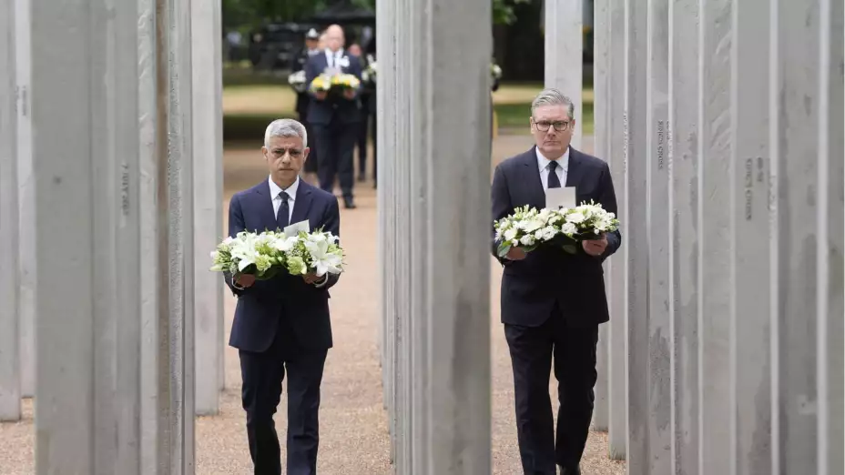 Ofrenda por las víctimas de los atentados en Londres hace 20 años.