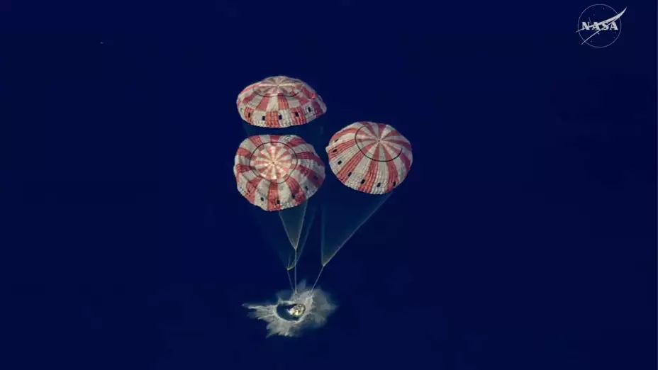 La cápsula Orion de la misión Artemis II ameriza en el Océano Pacífico.