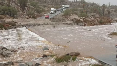 TORMENTA KAY EN BC: Carretera Transpeninsular a la altura de la zona de Cataviña, al Sur de Baja California.