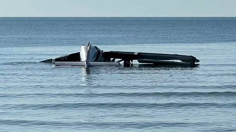 Avioneta policial de Tailandia estrellada en el mar.