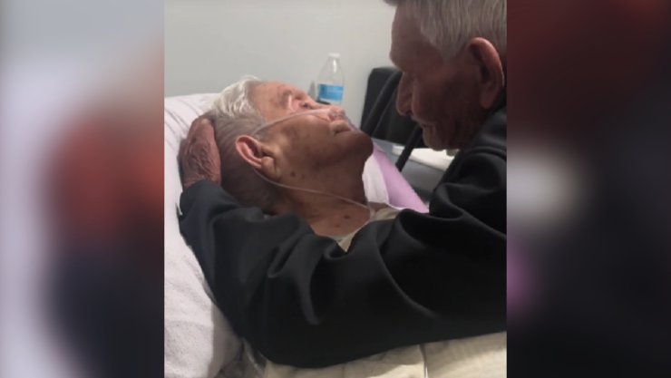 Viralizan emotivo momento entre un abuelito y su esposa