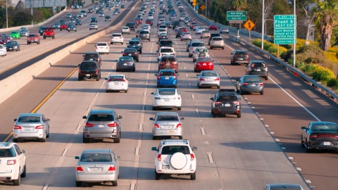 Fila de autos en carretera de San Diego, California
