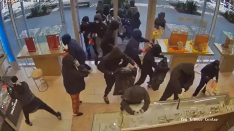 VIDEO | Sujetos armados ingresan a centro joyero y con violencia roban joyas valuadas en millones de pesos