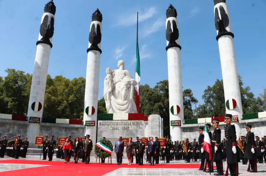 AMLO devela placa por los 200 años del Heroico Colegio Militar