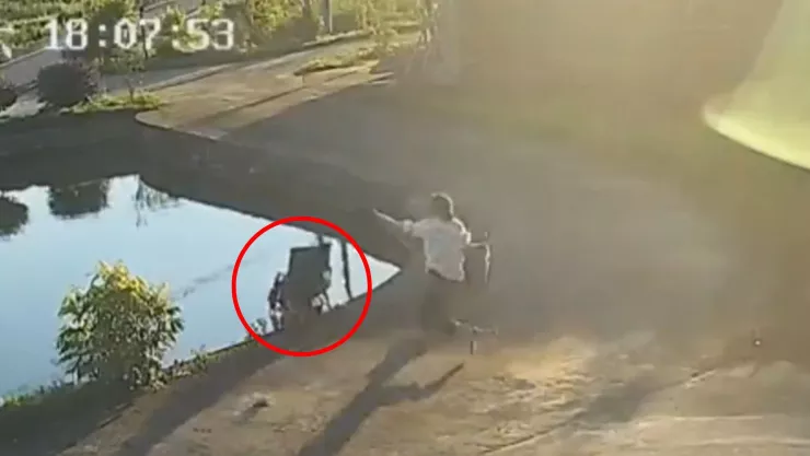 VIDEO | ¡Por distraída! Cae carriola con bebé directo a un estanque tras descuido de su abuela