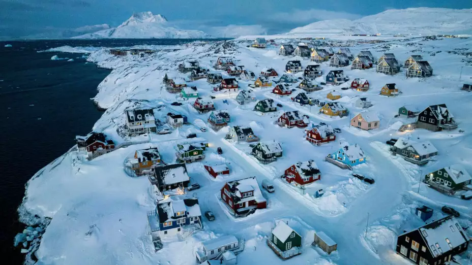 Casas cubiertas de nieve en Nuuk, Groenlandia.