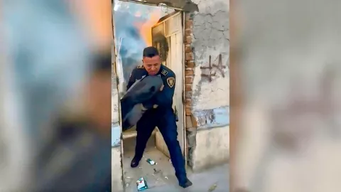 Policía salva a familia de aparatoso incendio en CDMX