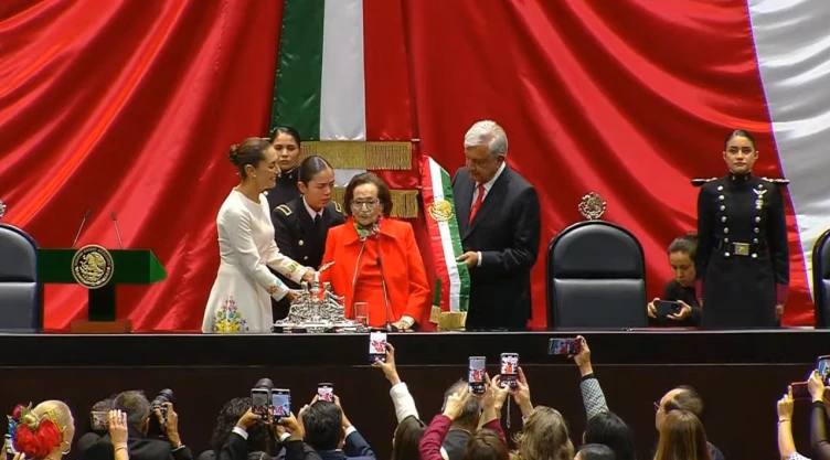 Quién-es-Ifigenia-Martínez-la-mujer-que-entrego-la-banda-presidencial-a-Claudia-Sheinbaum