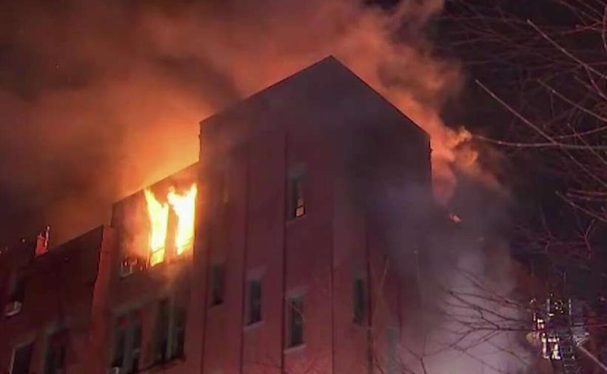 Incendio en edificio de Nueva York provoca la muerte de al menos cuatro mujeres