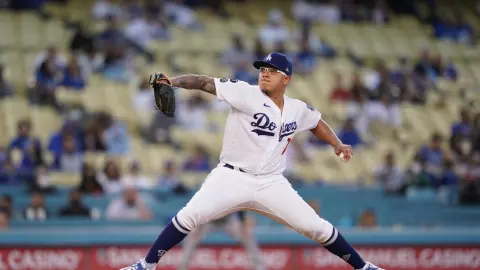 Julio Urías lanzador de los Dodgers de Los Angeles