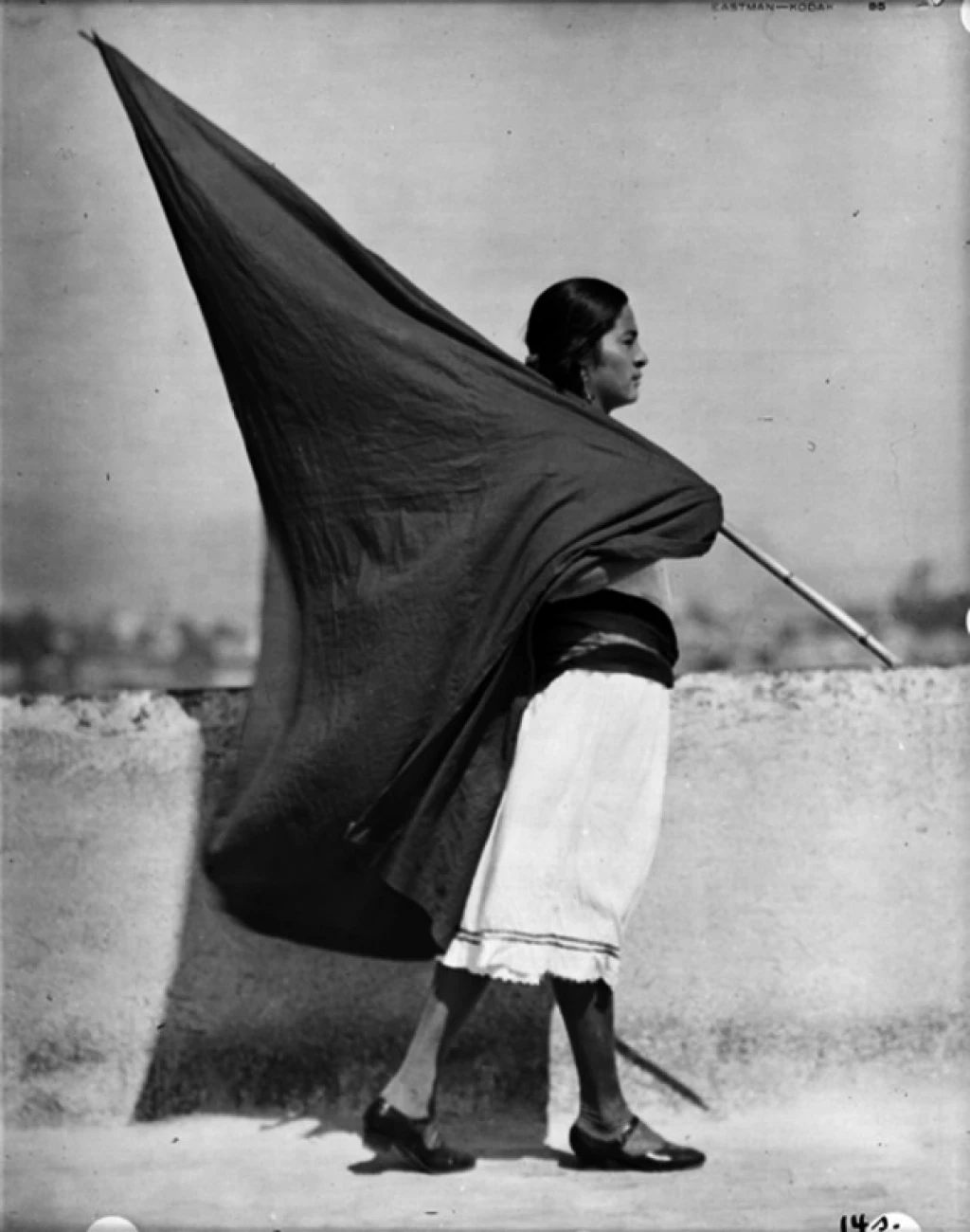 tina modotti mujer con bandera