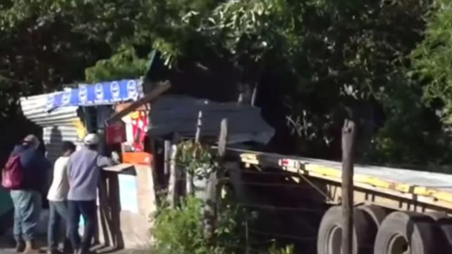 Camión se estrella en una casa y mata a un padre con su hija