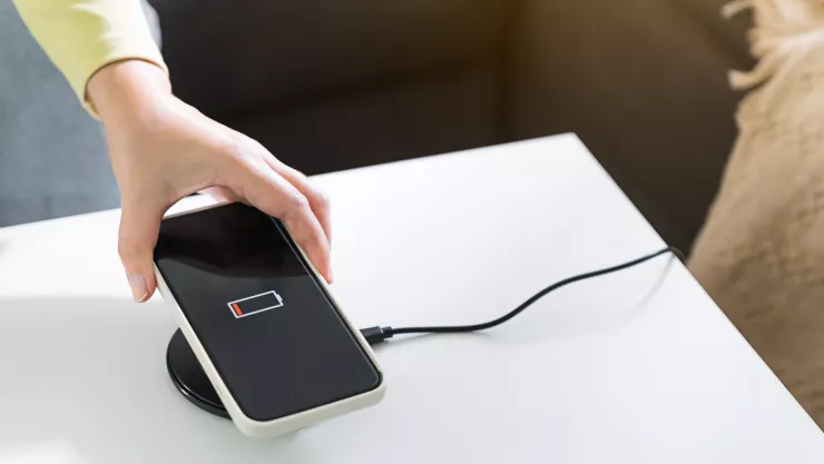 ¿Cuál es el truco para cargar tu celular sin cables?