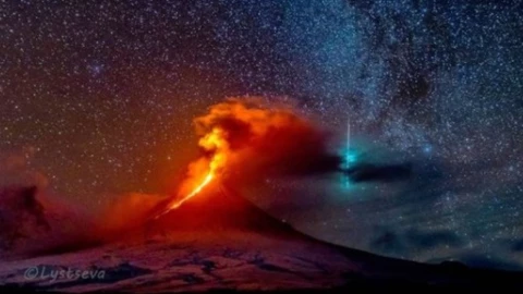 volcan Kliuchevskoi cometa.jpg