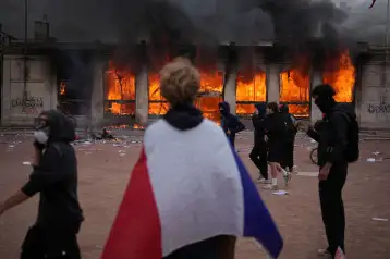 Manifestantes incendian comercios en protesta por alto costo de vida en Francia.