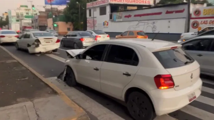 Doble accidente en Viaducto desata caos vial: Hay 8 vehículos involucrados en los choques