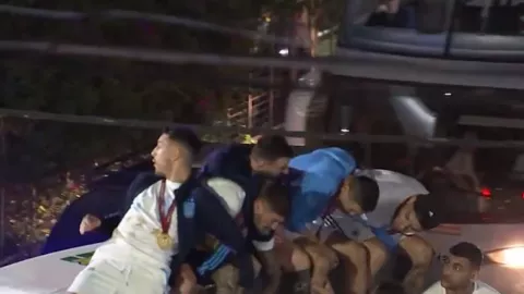 Selecci&oacute;n de Argentina cerca de sufrir accidente en su festejo