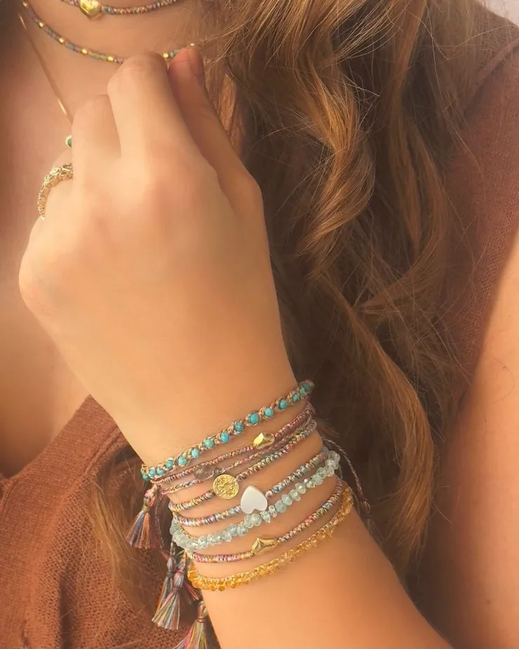 Muchas pulseras muñeca izquierda