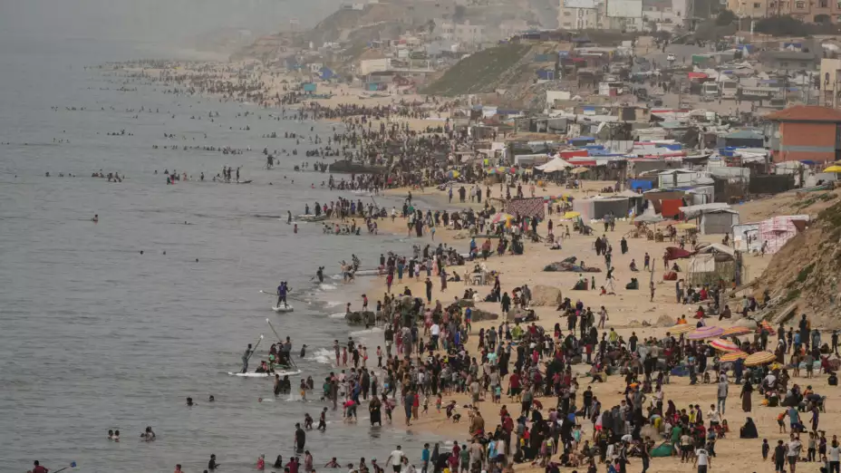 Palestinos en la playa en Deir al Balah, Franja de Gaza.