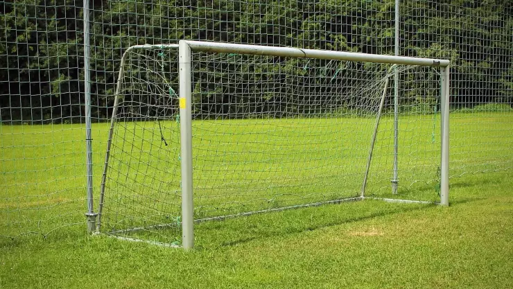 Niño muere aplastado por una portería