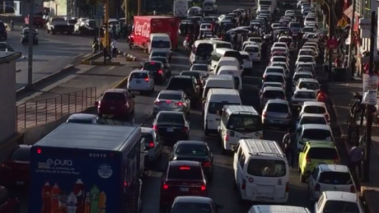 Taxistas bloquean vialidades