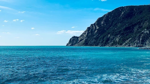 La-razón-por-la-que-el-mar-es-azul-el-agua-es-transparente