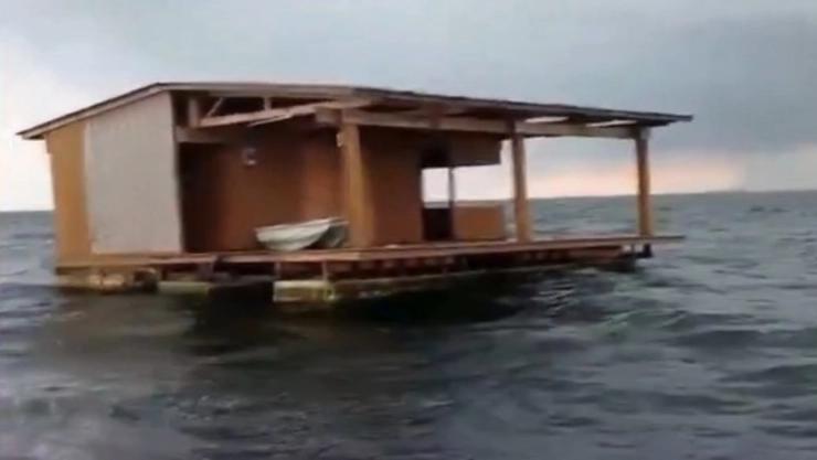 Restaurante flotante arrastrado corriente río Tuxpan fuertes lluvias reaparece costas Alvarado Veracruz