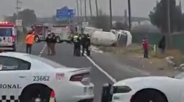 Vuelca pipa autopista Peñón-Texcoco HOY: Edomex alerta Caos vial bloqueo carretera emergencia