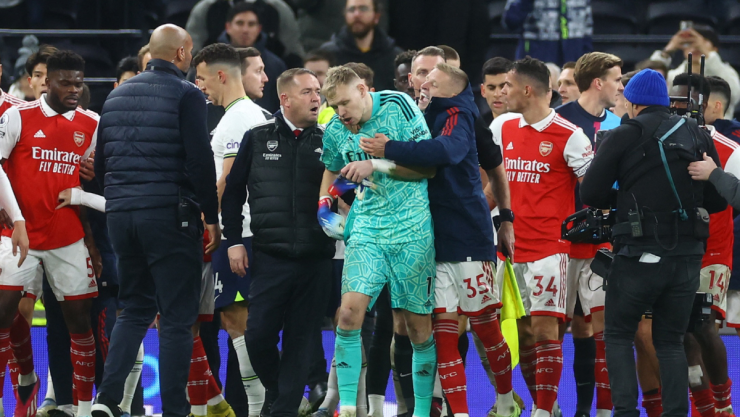 Aaron Ramsdale es golpeado por un aficionado del Tottenham