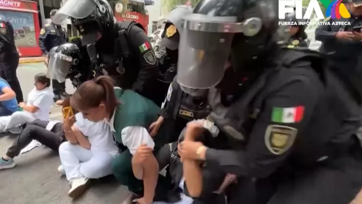 Policías de la CDMX reprenden a médicos y enfermeras del IMSS - Bienestar en manifestación.