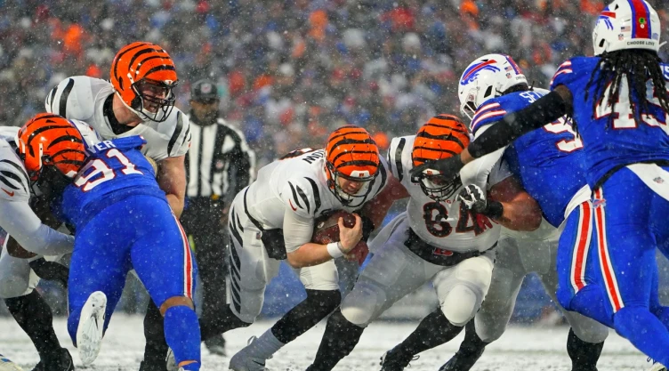 Joe Burrow, QB de Bengals, contra los Bills en Bufalo NFL Playoffs